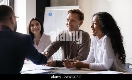 Firmenchef grüßt den Kunden Start Verhandlungen schütteln Hände ausdrücklichen Respekt Stockfoto