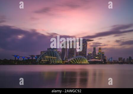 Singapur - 4. Februar 2020: Skyline von singapur an der Marina Bay mit ikonischem Gebäude wie Supertree, Marina Bay Sands, kunstwissenschaftlichem Museum. Stockfoto