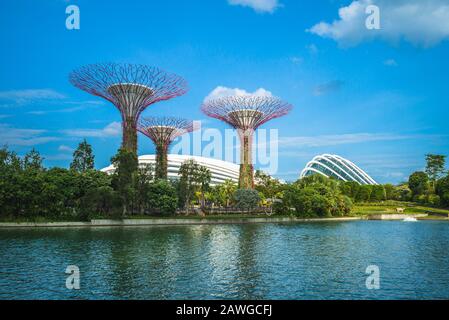 Singapur, Singapur - 6. Februar 2020: Landschaft der Gärten an der Bucht mit Flower Dome, Cloud Forest und Supertree Grove an der Marina Bay in der Nacht Stockfoto