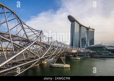 Singapur - 6. Februar 2020: Skyline von singapur an der Marina Bay mit dem berühmten Wahrzeichen singapurs: Sands, Helix und Kunstwissenschaftliches Museum Stockfoto