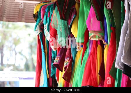 Nahaufnahme von grünem Tuch, rotem Tuch, violettem Tuch, blauen Tüchern, Rosentüchern, die auf dem Stretchstoffmarkt in chennai, Straßenmarkt, an Stab hängen Stockfoto