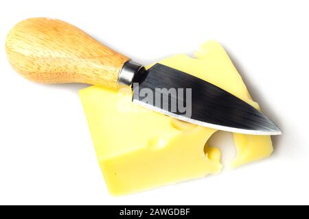 Käse mit einem auf Weiß isolierten Käsemesser. Stück Käse mit Löchern Stockfoto