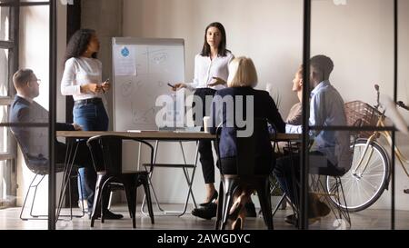 Zwei mehrtausend Jahre haben verschiedene, selbstbewusste Frauen Referenten Trainer das Bildungs-Seminar geleitet Stockfoto