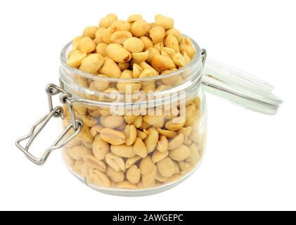 Geröstete Erdnüsse in einem Glasbehälter, isoliert auf weißem Hintergrund Stockfoto