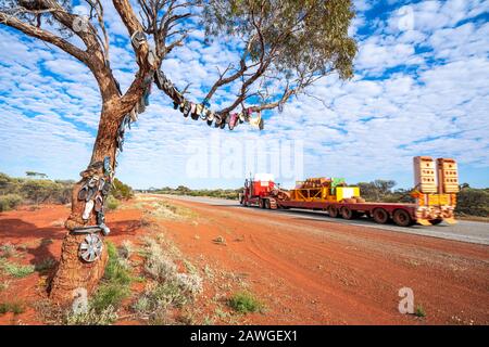 Sattelauflieger, der Great Northern Highway führt und einen Tangbaum in der Nähe von Paynes Find, Western Australia passiert Stockfoto