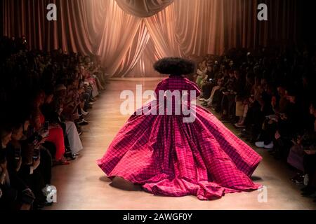 New York, USA. Februar 2020. Christopher John Rogers FW20 Runway während der New York Fashion Week Februar 2020 - New York, USA 08/02/2020 Credit: Dpa/Alamy Live News Stockfoto