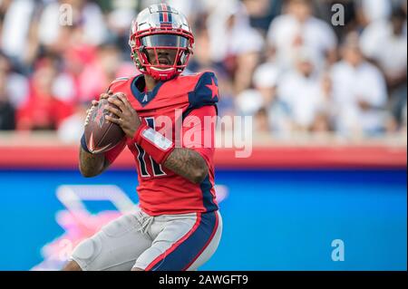 Februar 2020: Houston Roughnecks Quarterback P.J. Walker (11) fällt für einen Pass im XFL-Spiel zwischen den Los Angeles Wildcats und den Houston Roughnecks im TDECU Stadium in Houston, Texas zurück. Houston besiegte Los Angeles 37-17. Prentice C. James/CSM Stockfoto