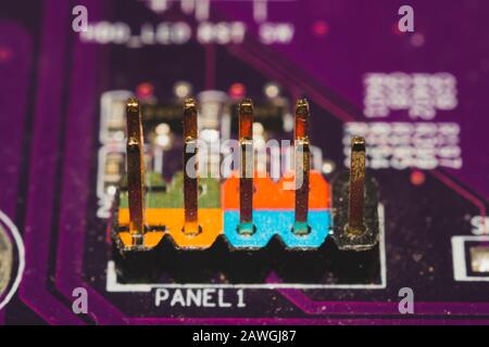 Stifte auf der Hauptplatine schließen. Anschlüsse auf der Platine des Computers. Stromsteuerungsstifte. Stromkreis der ein- und Rücksetztasten Stockfoto