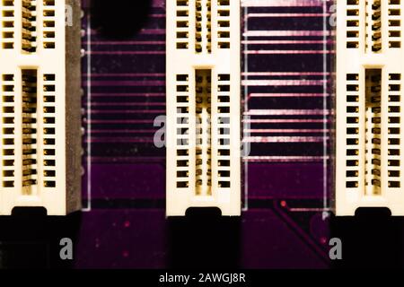 Speichersteckplätze auf der Hauptplatine schließen. RAM-Buchse. Anschluss auf der Leiterplatte des Computers Stockfoto