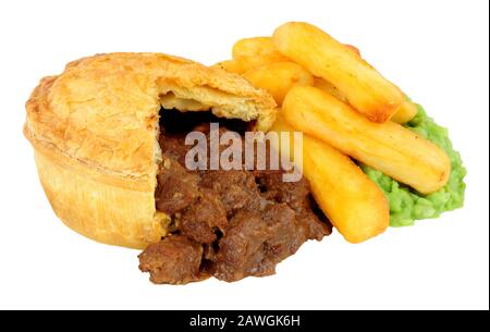 Steakkuchen- und Pommes-Menü mit matschigen Erbsen, isoliert auf weißem Hintergrund Stockfoto