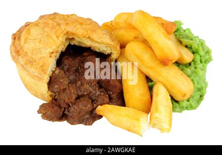 Steakkuchen- und Pommes-Menü mit matschigen Erbsen, isoliert auf weißem Hintergrund Stockfoto