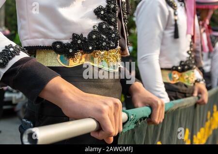 Bild der traditionellen Herrenbekleidung für thailändische Hände, die Bambusstange halten - ausgewählter Fokus Stockfoto