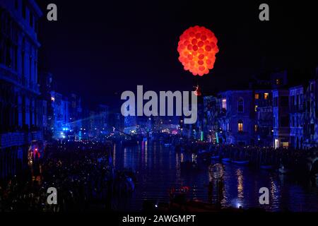 Venedig, Italien. Februar 2020. Ballerina mit rotem Kleid in der Luft mit roten Luftballons während der Show "Amoris Causa" in Venedig, Italien. Carnival 2020 Opening (Foto von Gentian Polovina/Pacific Press) Credit: Pacific Press Agency/Alamy Live News Stockfoto