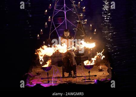 Venedig, Italien. Februar 2020. Feuerwehr-Auftritt während der Show "Amoris Causa". Feierlichkeiten zur Eröffnung des Karnevals 2020 in Venedig. Rio di Cannaregio, Venedig, Italien. Februar 2020 (Foto von Gentian Polovina/Pacific Press) Credit: Pacific Press Agency/Alamy Live News Stockfoto