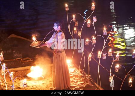 Venedig, Italien. Februar 2020. Frau blitzt das Feuer während der Vorstellung auf dem Wasser "Amoris Causa". Eröffnung des Karnevals 2020 in Venedig. Venedig, Italien. Februar 2020 (Foto von Gentian Polovina/Pacific Press) Credit: Pacific Press Agency/Alamy Live News Stockfoto