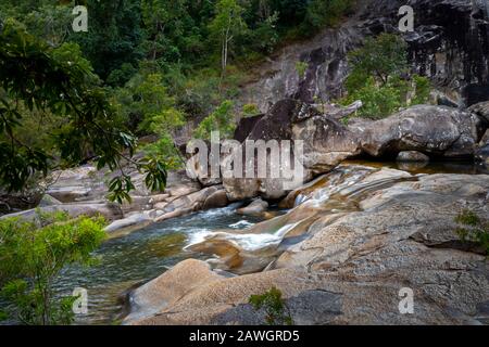 Wasserkaskadierung über Felsbrocken im Murray River Unterhalb der Murray Falls, Girramay National Park North Queensland Stockfoto