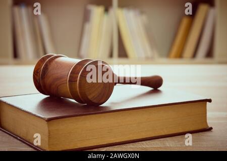 Holzrichter ruhen auf den Rechtsbüchern. Weicher Fokus. Stockfoto