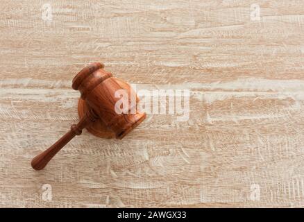 Holzrichter, Gavel und Soundboard, die auf einem Holztisch aufliegen. Stockfoto