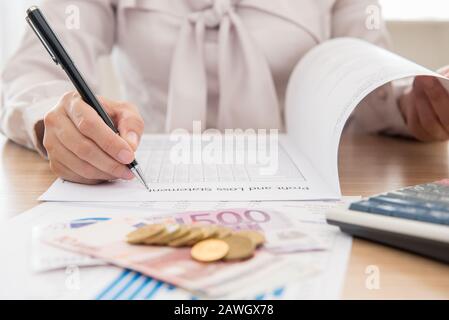 Fondsmanager berechnen den ROI. Konzept von Investor, Investitionswachstum, Investitionsplan, Investmentmanagement, Investmentportfolio. Stockfoto