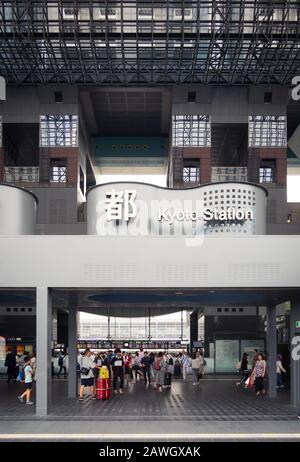 Die vordere Einfahrt zum Bahnhof Kyoto (京都駅, Kyōto-eki), einem großen Bahnhof in Kyoto, Japan. Stockfoto