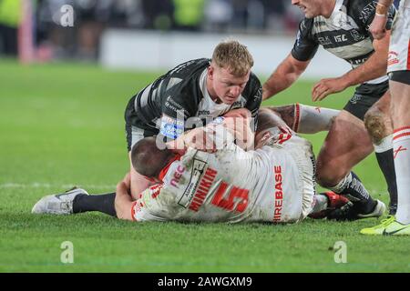 Februar 2020, KC Stadium, Hull, England; Betfred Super League, Hull FC gegen Hull Kingston Rovers: Greg Minikin (5) von Hull KR wird von Jordan Johnstone (16) vom Hull FC in Angriff genommen Stockfoto