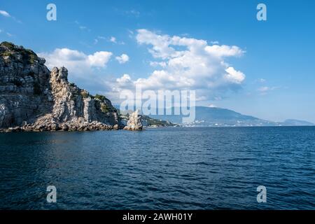 Blick vom Meer auf die Südküste der Krim in der Region Jutta an einem sonnigen Tag. Stockfoto