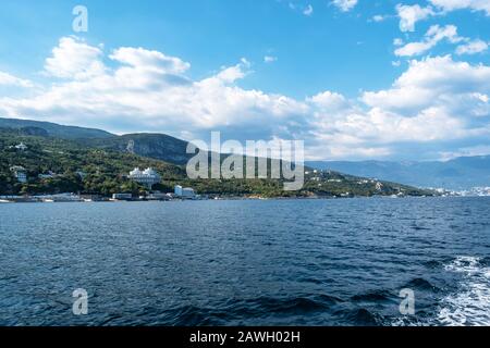 Blick vom Meer auf die Südküste der Krim in der Region Jutta an einem sonnigen Tag. Stockfoto