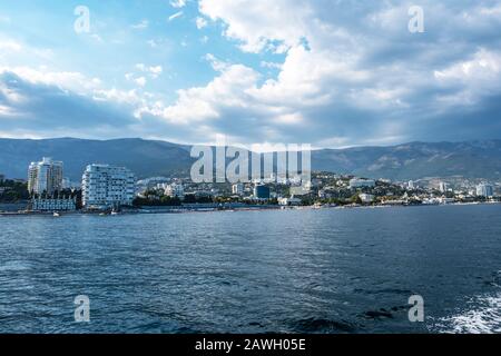 Blick vom Meer auf die Stadt Jutta an der Südküste der Krim an einem sonnigen Tag. Stockfoto