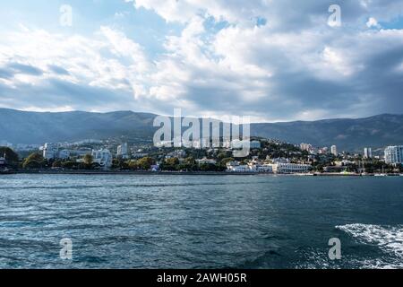 Blick vom Meer auf die Stadt Jutta an der Südküste der Krim an einem sonnigen Tag. Stockfoto