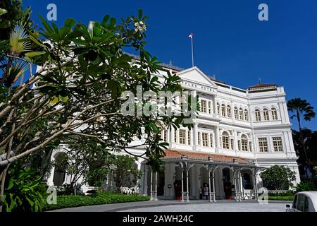 Singapur, singapur - 2020.01.25: Frontfassade des Raffleshotels an der Strandstraße und am Haupteingang Stockfoto