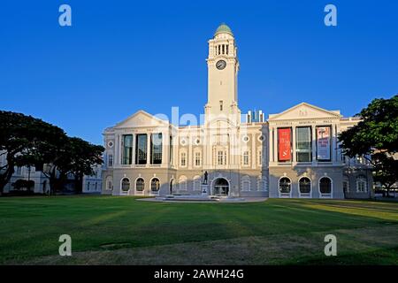 Singapur, singapur - 2020.01.24: Victoria-Theater und Konzertsaal und victoria-gedenksaal-Gebäude im Bürgerviertel, Statue von Sir thomas stam Stockfoto