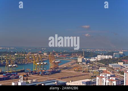 Singapur, singapur - 2020.01.24: Luftbild über keppel- und Brani-Containerterminals, singapur-meerenge, sentosa und Bukom-Insel Stockfoto