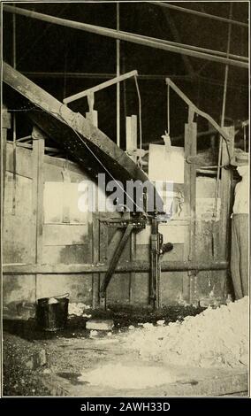 Bleivergiftung bei der Verhüttung und Veredelung von Blei. Wird in Raffinerien zum Schmelzen von altem Blei verwendet.Die Arbeit in einer der größten dieser Raffinerieklasse (Nr. 7) wird in einem großen, dunklen, von iU belüfteten und extrem staubigen Raum ausgeführt, dessen Boden mit Schrott und Schrott bedeckt ist.Es gibt keine Hauben über der Ladetür oder der Arbeitstür, und Win-Dows im Raum sind darauf angewiesen, die Dämpfe abzutragen. Chargesare mischte sich hier und speiste von Hand ein, und mindestens einmal pro Stunde öffnet der Ofenmann die Arbeitstür und rascht die Ladung. Er steht ca. 6 Fuß entfernt, aber gut in den Dämpfen w^ich entfliehen Stockfoto