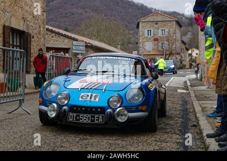 Antraigues, FRANKREICH, 2. Februar 2020: Die Historische Rallye Monte-Carlo verläuft auf den Straßen Südfrankens. Diese 23. Ausgabe beherbergt 310 Teams aus 28 Co Stockfoto