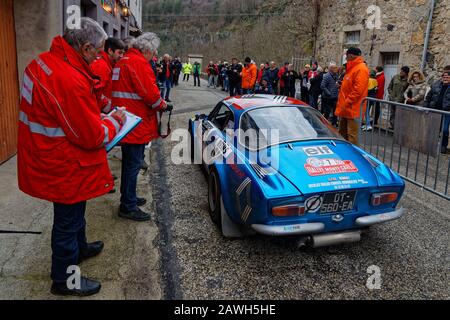 Antraigues, FRANKREICH, 2. Februar 2020: Die Historische Rallye Monte-Carlo verläuft auf den Straßen Südfrankens. Diese 23. Ausgabe beherbergt 310 Teams aus 28 Co Stockfoto