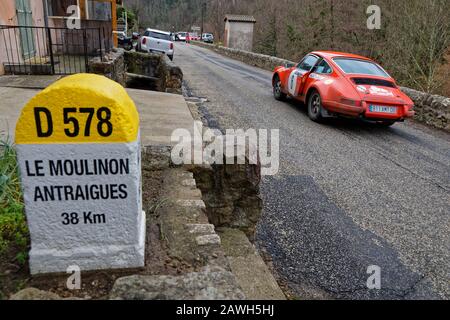 Antraigues, FRANKREICH, 2. Februar 2020: Die Historische Rallye Monte-Carlo verläuft auf den Straßen Südfrankens. Diese 23. Ausgabe beherbergt 310 Teams aus 28 Co Stockfoto