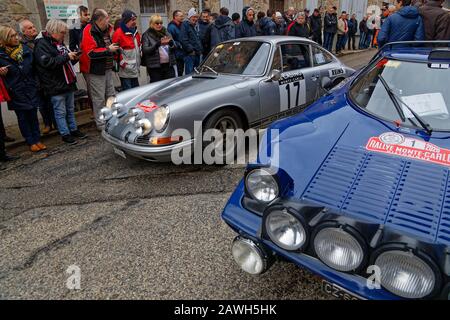 Antraigues, FRANKREICH, 2. Februar 2020: Die Historische Rallye Monte-Carlo verläuft auf den Straßen Südfrankens. Diese 23. Ausgabe beherbergt 310 Teams aus 28 Co Stockfoto