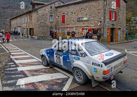 Antraigues, FRANKREICH, 2. Februar 2020: Die Historische Rallye Monte-Carlo verläuft auf den Straßen Südfrankens. Diese 23. Ausgabe beherbergt 310 Teams aus 28 Co Stockfoto