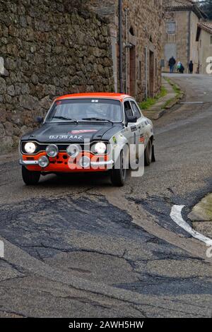 Antraigues, FRANKREICH, 2. Februar 2020: Die Historische Rallye Monte-Carlo verläuft auf den Straßen Südfrankens. Diese 23. Ausgabe beherbergt 310 Teams aus 28 Co Stockfoto