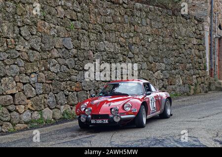 Antraigues, FRANKREICH, 2. Februar 2020: Die Historische Rallye Monte-Carlo verläuft auf den Straßen Südfrankens. Diese 23. Ausgabe beherbergt 310 Teams aus 28 Co Stockfoto