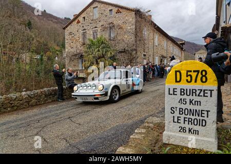 Antraigues, FRANKREICH, 2. Februar 2020: Die Historische Rallye Monte-Carlo verläuft auf den Straßen Südfrankens. Diese 23. Ausgabe beherbergt 310 Teams aus 28 Co Stockfoto