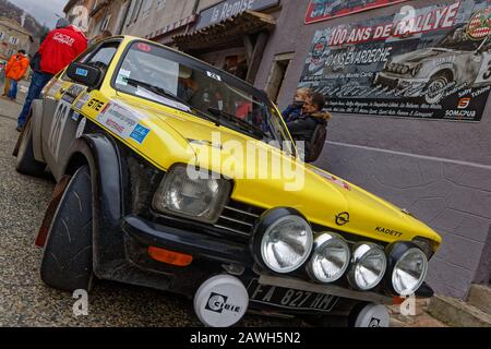 Antraigues, FRANKREICH, 2. Februar 2020: Die Historische Rallye Monte-Carlo verläuft auf den Straßen Südfrankens. Diese 23. Ausgabe beherbergt 310 Teams aus 28 Co Stockfoto