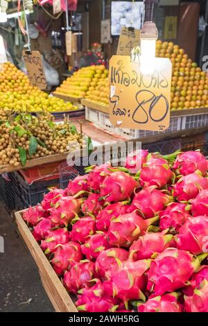 Drachenfrüchte in einem Laden auf einem thailändischen Markt Stockfoto