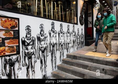 Hongkong, China: 04. Feb. 2020. Protestkunst aus Hongkong an den Wänden von Mackys Restaurant 76 Wellington Street Hongkong, Hongkong, China. Die Arbeit ist ein Zeichen Stockfoto