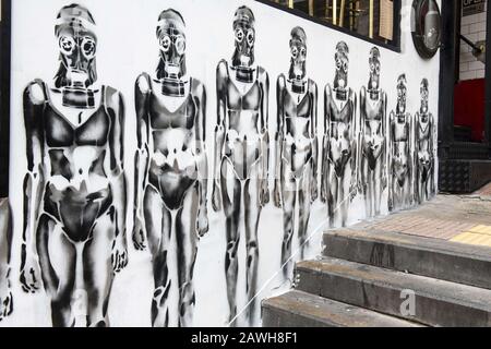 Hongkong, Hongkong SAR, China. Februar 2020. Protestkunst aus Hongkong an den Wänden von Mackys Restaurant 76 Wellington Street Hongkong, Hongkong, China. Die Arbeiten sind unter der Unterschrift von Rice 2020 Anon 22. Credit: Jayne Russell/ZUMA Wire/Alamy Live News Stockfoto