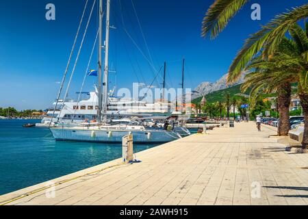 Bekanntes resort im mittelmeer mit spektakulärem Hafengebiet und Promenade im Hafen. Segelboote und Yachten ankerten im Hafen von Makarska, Dalm Stockfoto