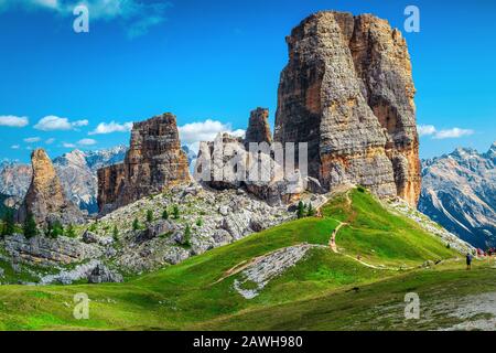 Sommerlandschaft mit bewundernswerten Bergen. Wunderbare Wanderwege und malerische Hochgebirge mit Felsformationen Cinque Torri, den Dolden, Italien, Stockfoto