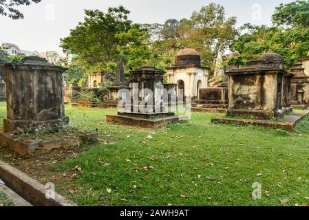 Alte Grabsteine auf dem South Park Street Cemetery in Kolkata. Indien Stockfoto