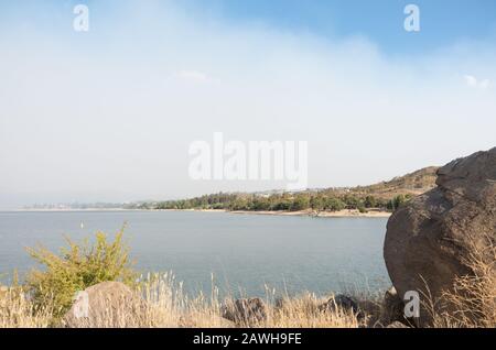 Der Jindabyne-See wurde von einem rauchenden Dunst bedeckt, der durch nahe gelegene Buschfeuer verursacht wurde Stockfoto