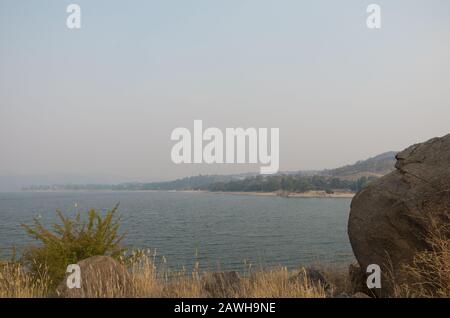 Der Jindabyne-See wurde von einem rauchenden Dunst bedeckt, der durch nahe gelegene Buschfeuer verursacht wurde Stockfoto